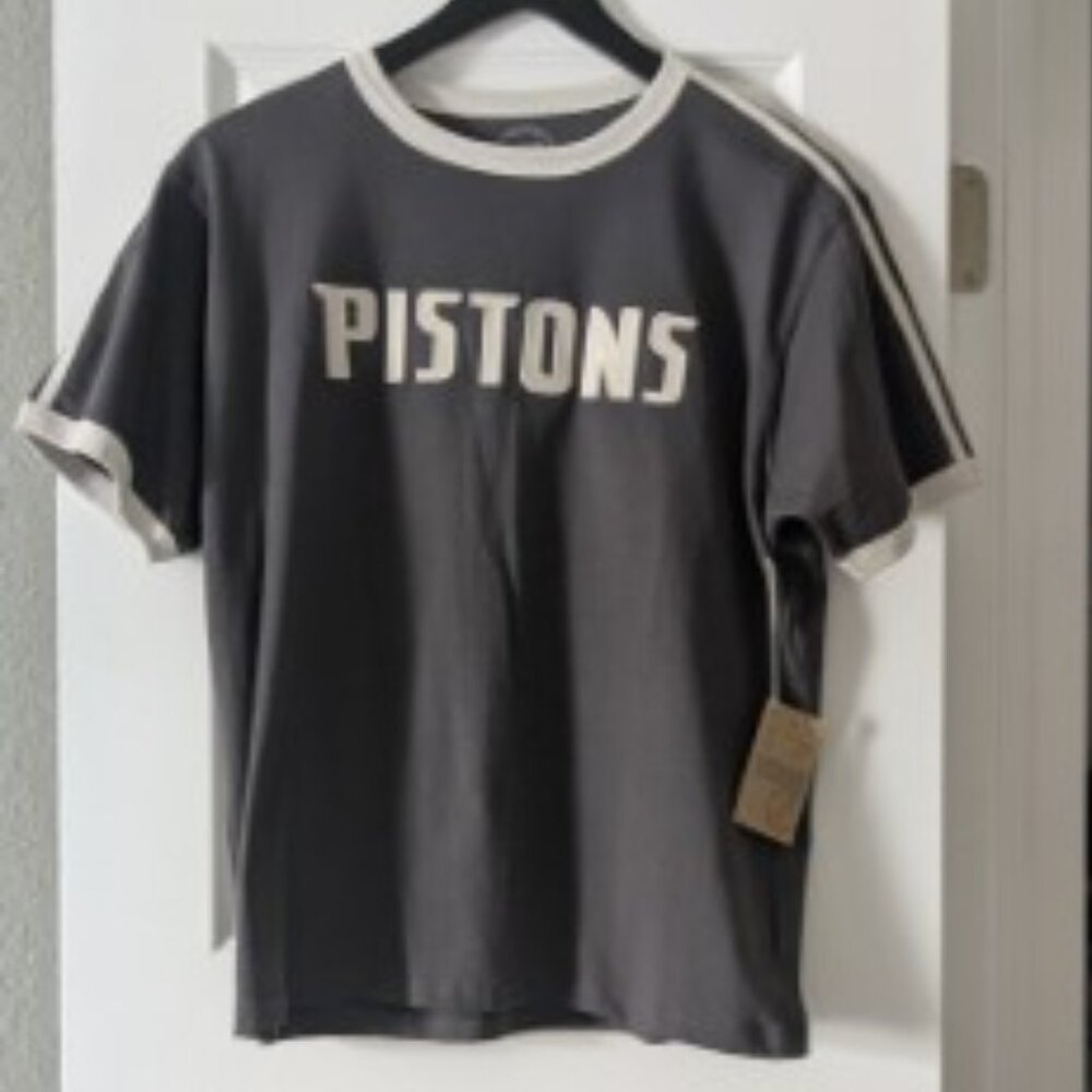 Pistons T-shirt - NWT